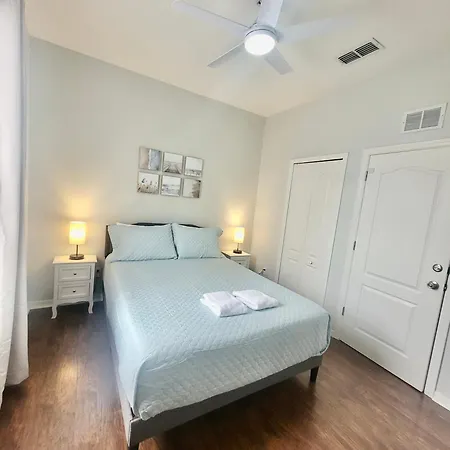 Newly Renovated Townhouse! Villa